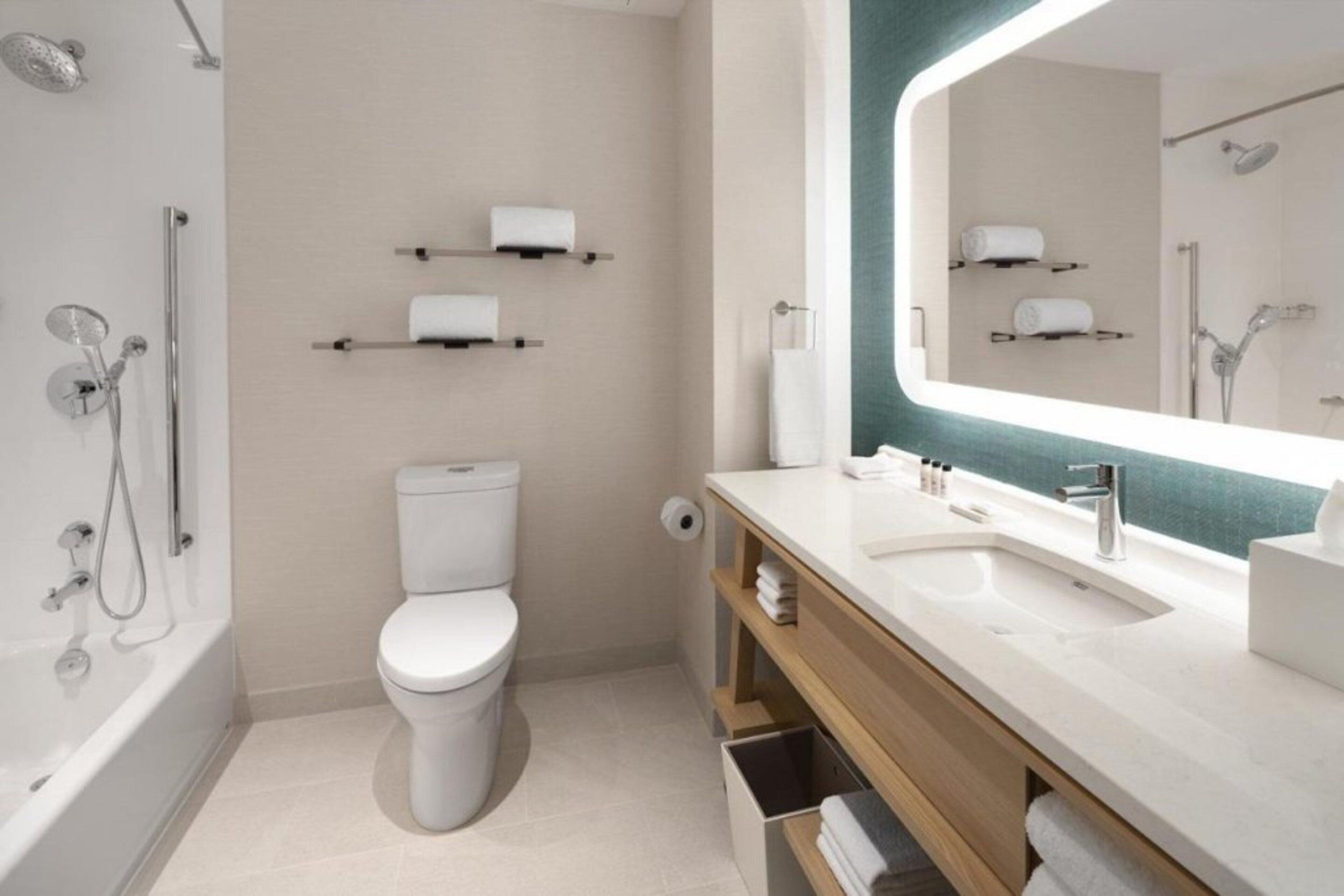 Une salle de bain moderne équipée de toilettes, d’une douche et d’un lavabo.