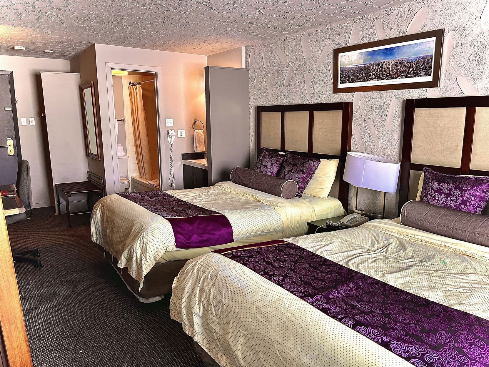 Seprai premium, didekorasi berbeda-beda, dan meja kerja