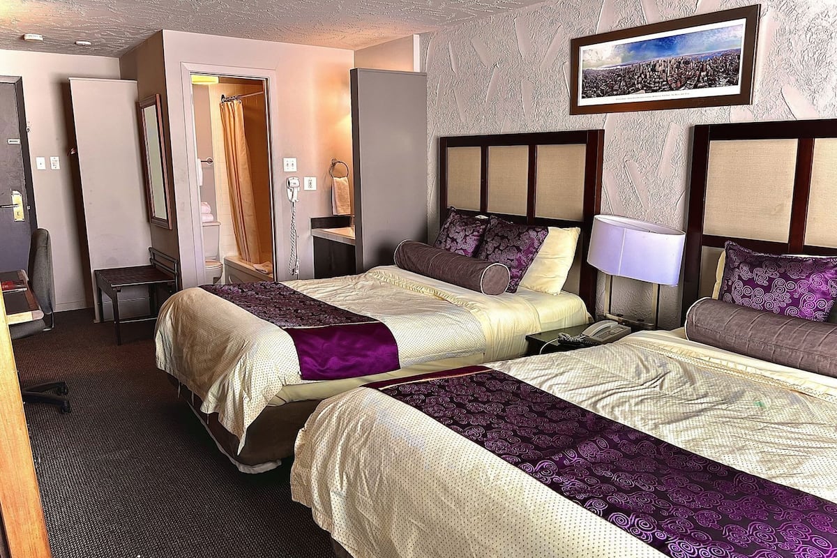 Literie de qualitĂ©, dĂ©cor unique, bureau, rideaux dâobscurcissement