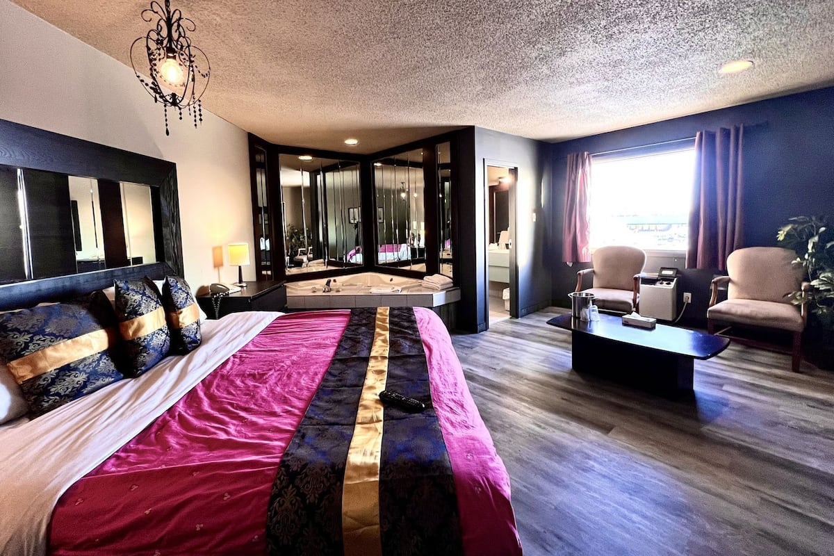 Literie de qualitĂ©, dĂ©cor unique, bureau, rideaux dâobscurcissement