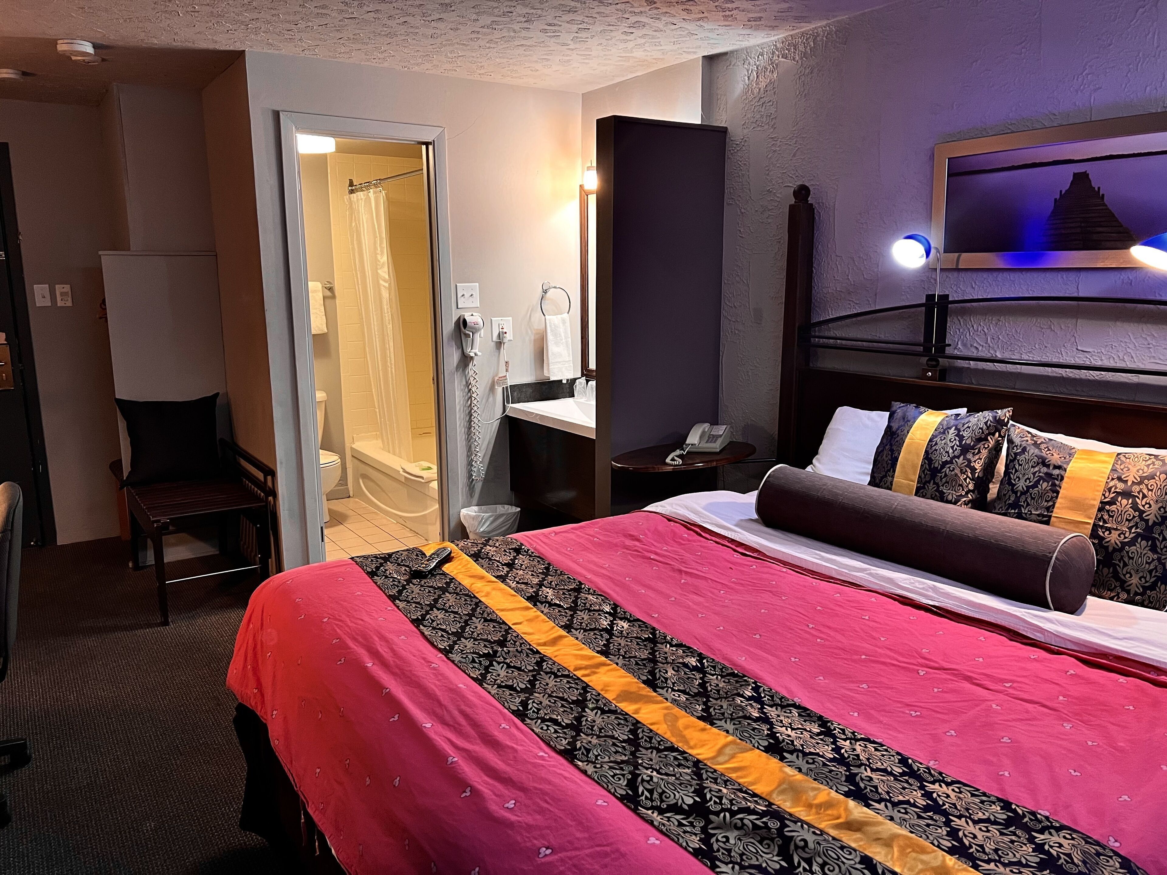 Seprai premium, didekorasi berbeda-beda, dan meja kerja