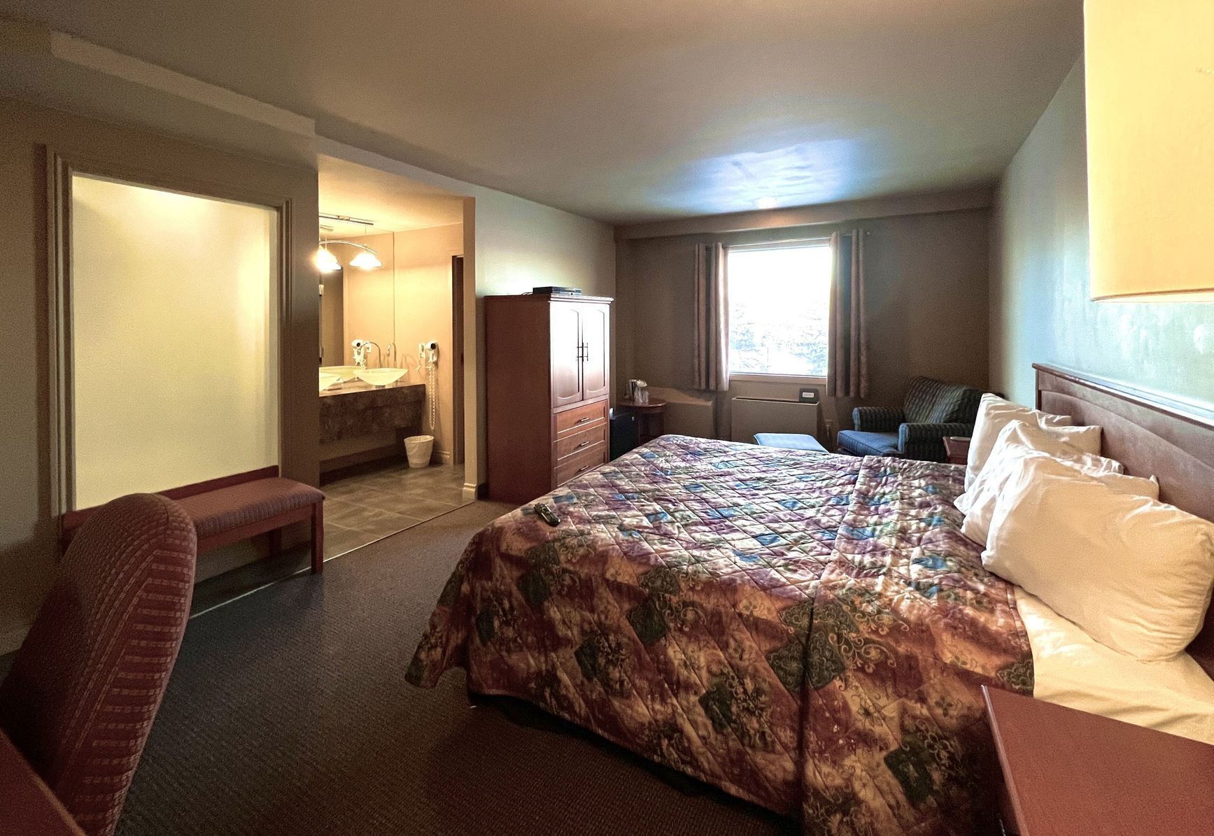 Seprai premium, didekorasi berbeda-beda, dan meja kerja