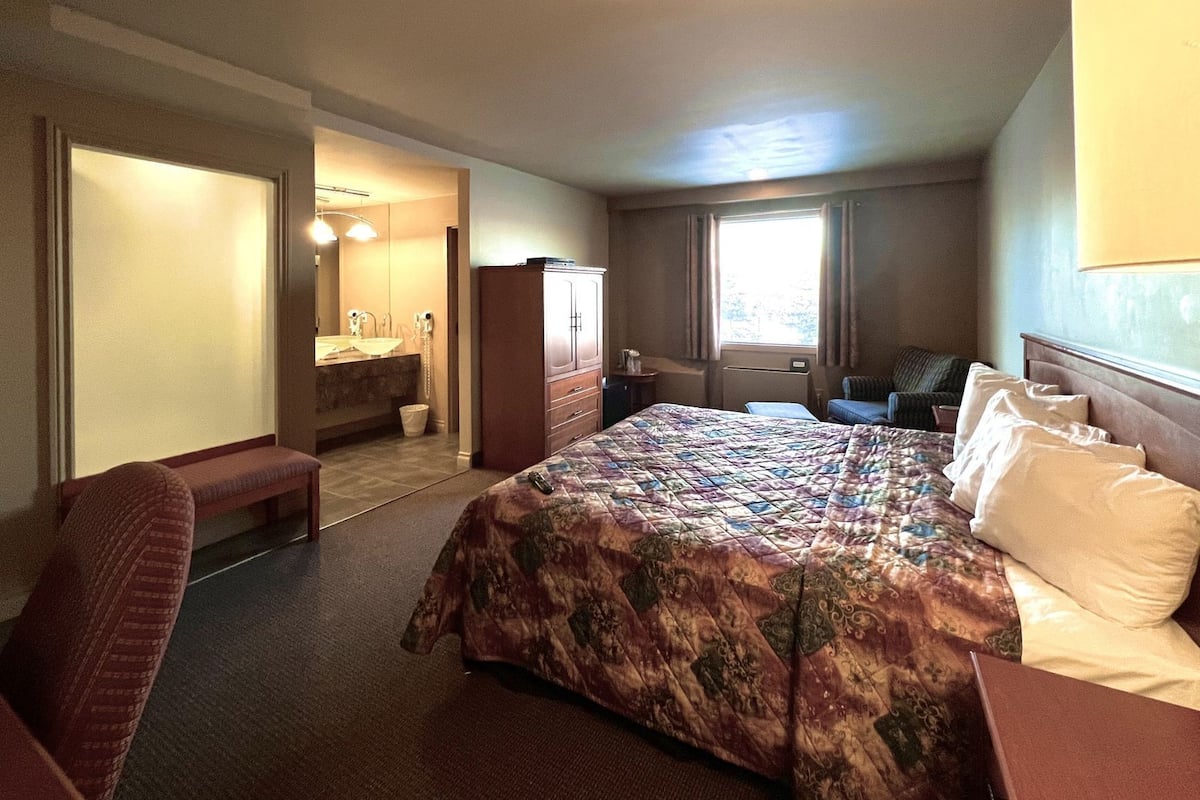 Literie de qualitĂ©, dĂ©cor unique, bureau, rideaux dâobscurcissement