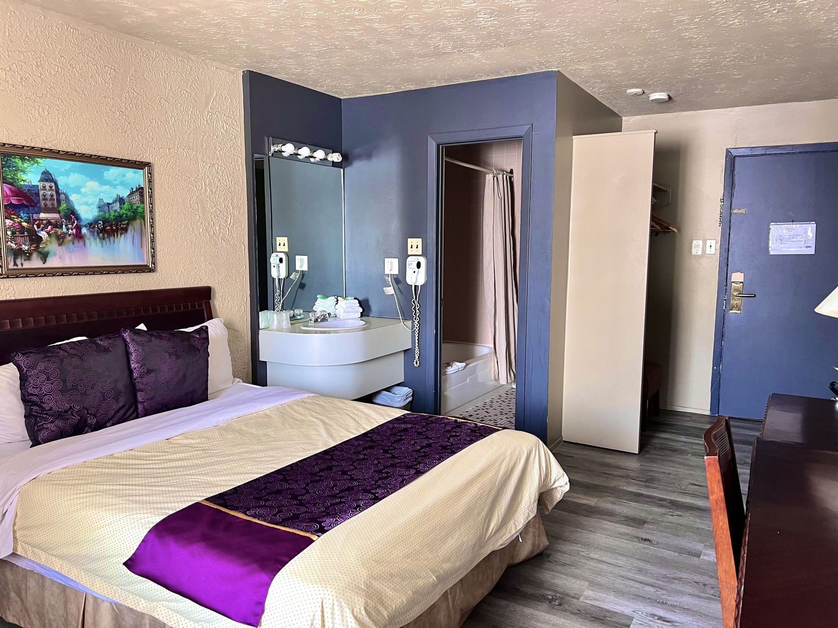 Seprai premium, didekorasi berbeda-beda, dan meja kerja