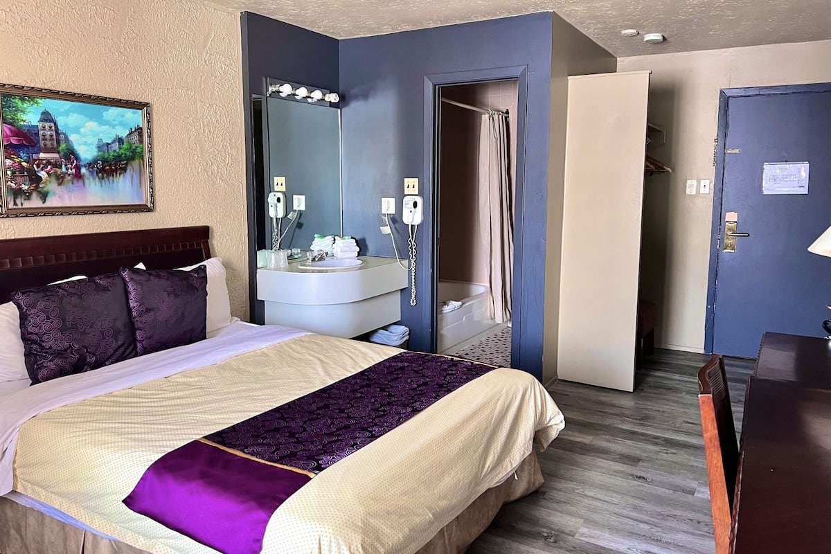 Literie de qualitĂ©, dĂ©cor unique, bureau, rideaux dâobscurcissement