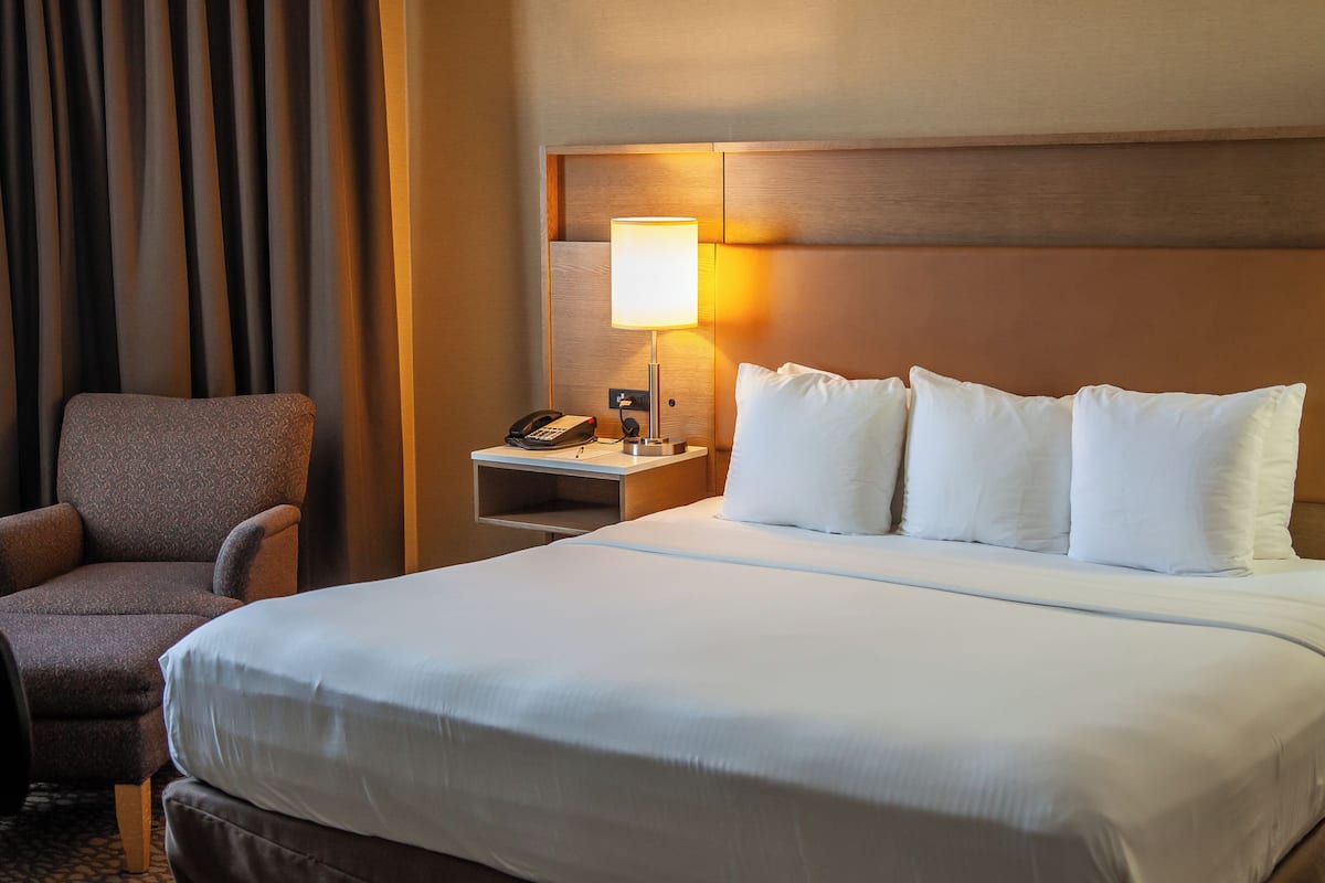 Jacuzzi Studio Suite | Desk, laptop workspace, blackout drapes, soundproofing
