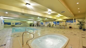 Piscina coperta, con ingresso dalle 07:00 alle 23:00, lettini