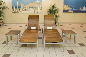 Piscine intérieure, accès possible de 7 h à 23 h, chaises longues