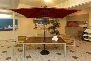 Indoor pool, open 7:00 AM to 11:00 PM, pool loungers - Edmonton Hotel and Convention Centre (Edmonton)