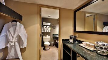 Jacuzzi Studio Suite | Desk, laptop workspace, blackout drapes, soundproofing
