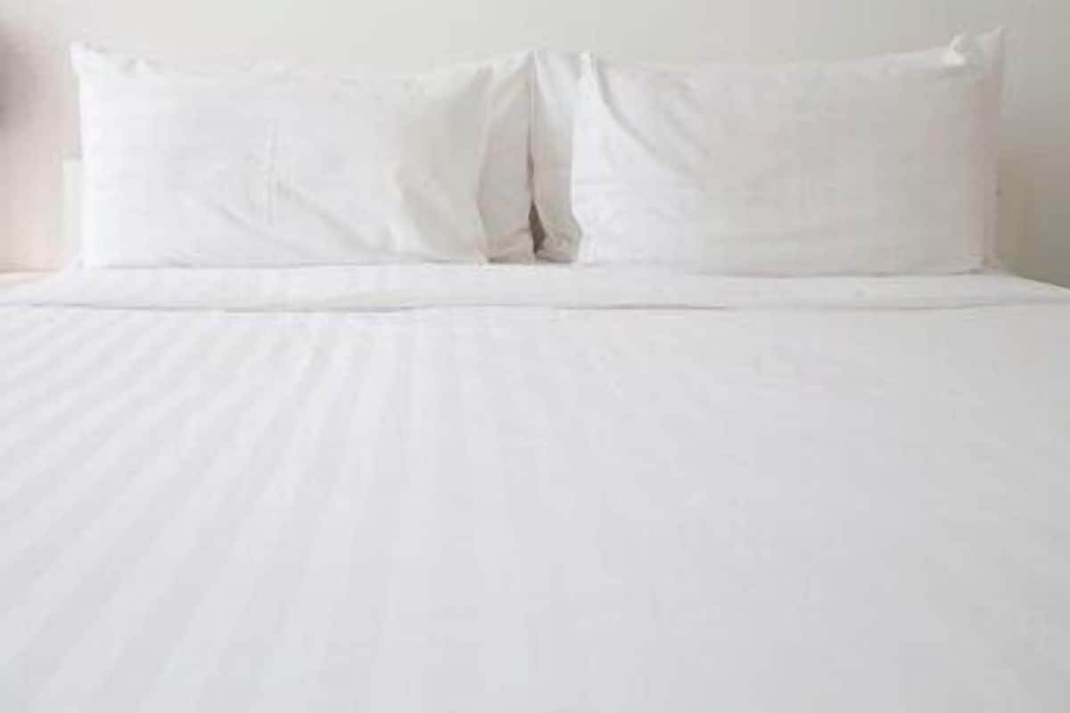 Escritorio, cortinas blackout y sistema de insonorización