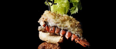 Un cóctel con cangrejo, pan y lechuga en un palillo.