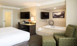 Suite, Jetted Tub | Desk, blackout drapes, soundproofing, iron/ironing board - Saskatoon Inn (Saskatoon)