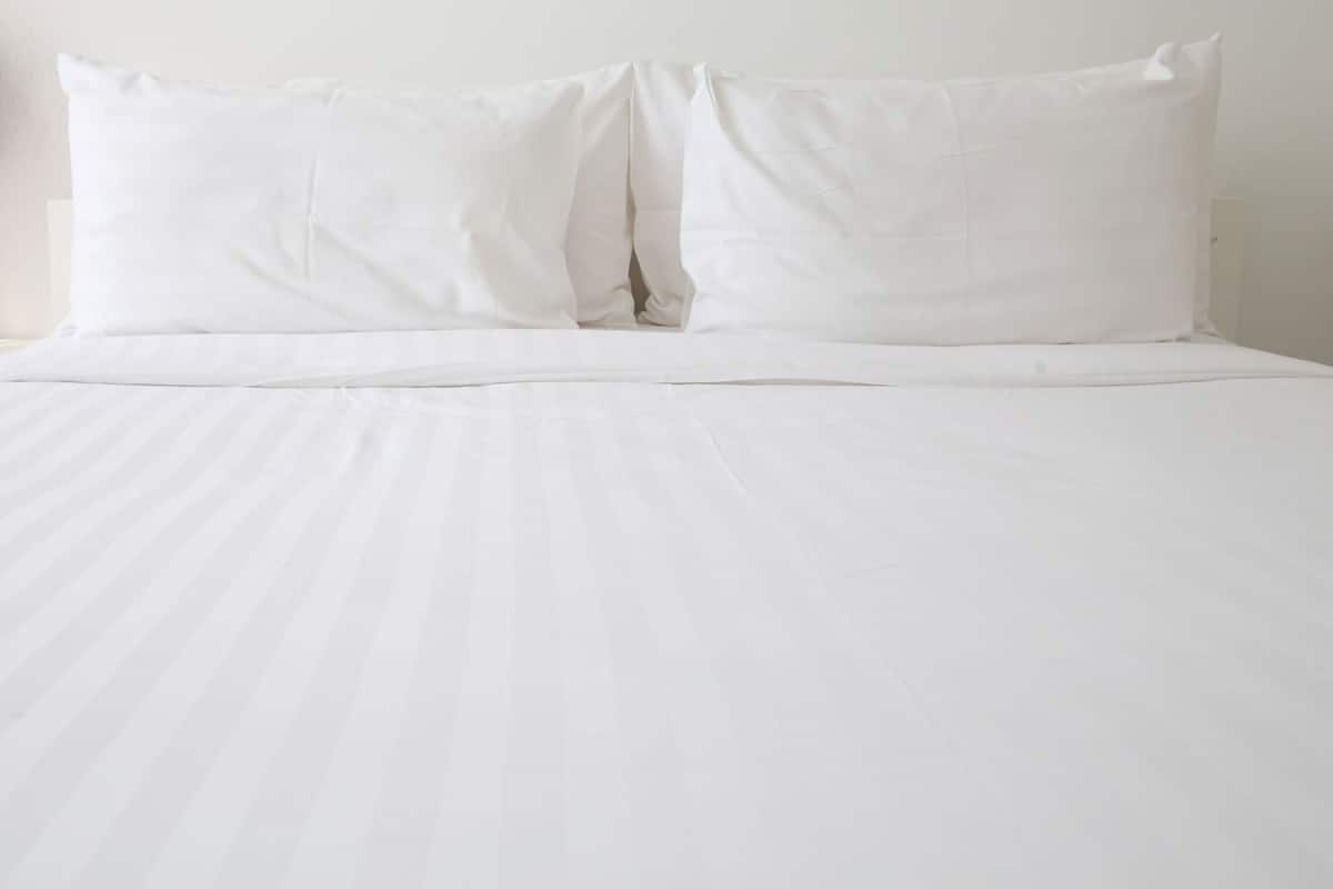 Escritorio, cortinas blackout y sistema de insonorización