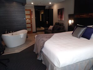 Junior Suite, 1 King Bed, Non Smoking, Bathtub | Premium bedding, Select Comfort beds, desk, blackout drapes - Hôtel des Eskers (Amos)