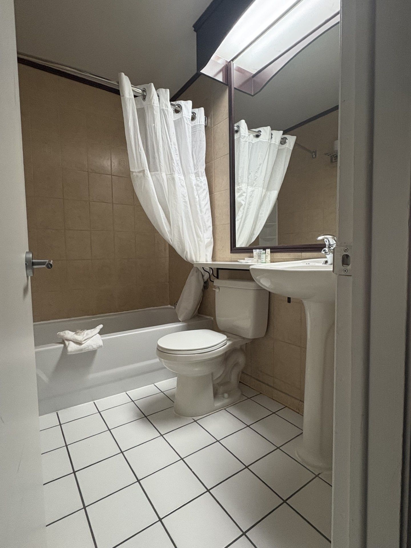 Un baño con inodoro, lavamanos y bañera.