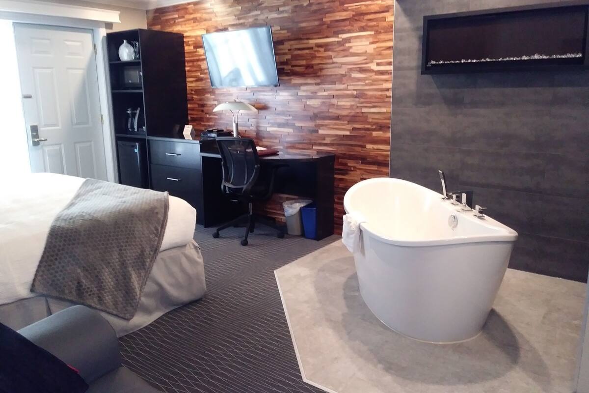 junior suite, 1 king bed, non smoking, bathtub | 1 bedroom, premium bedding, select comfort beds, desk