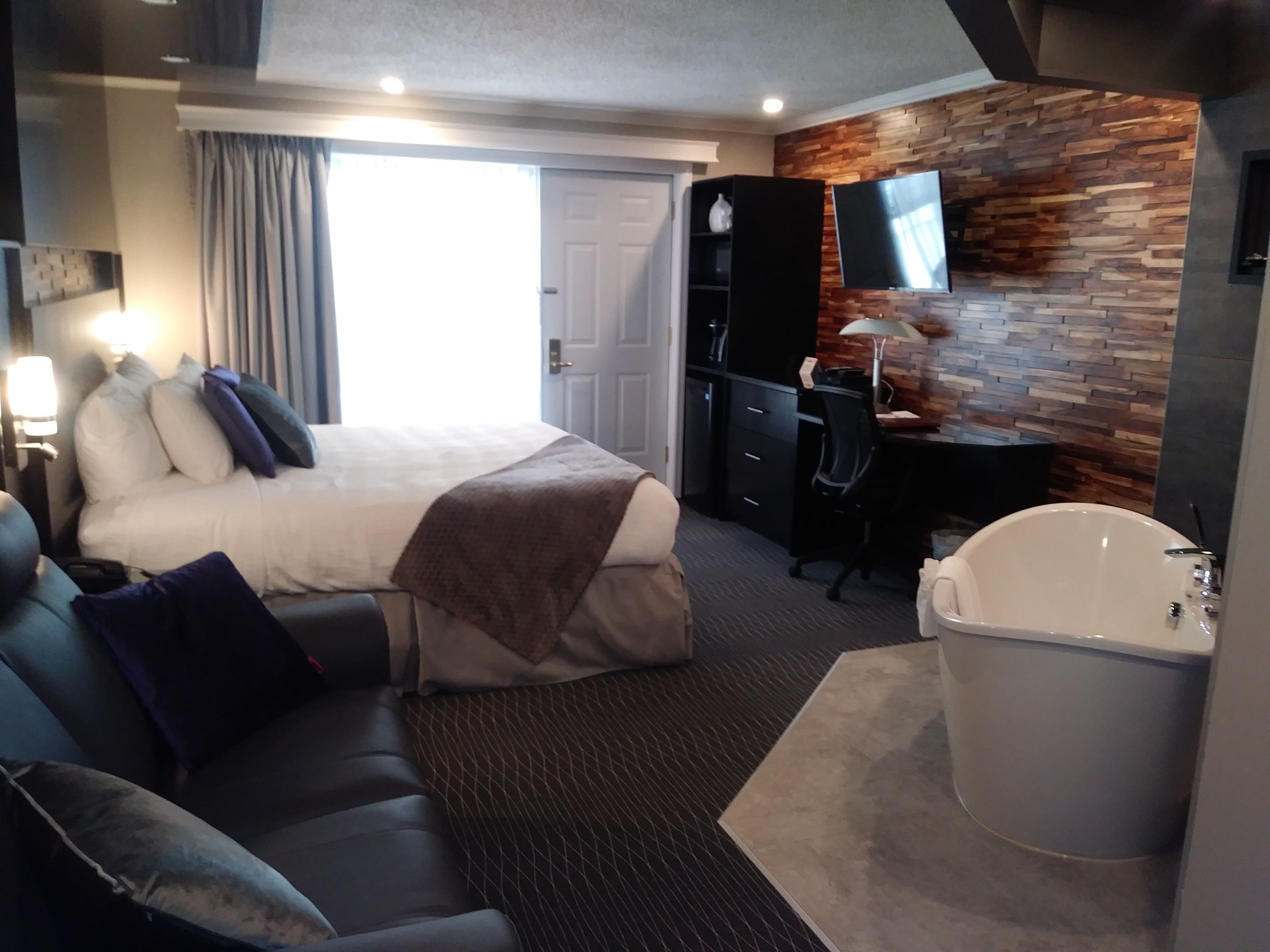 junior suite, 1 king bed, non smoking, bathtub | 1 bedroom, premium bedding, select comfort beds, desk