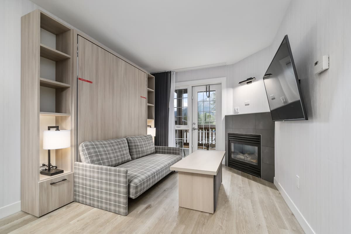 Deluxe Suite, 2 Bedrooms | 1 bedroom, iron/ironing board, WiFi, bed sheets
