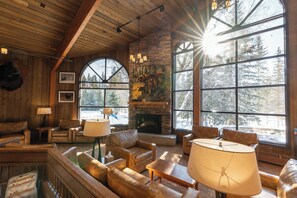 Lobby sitting area - Lake Louise Inn (Lake Louise)