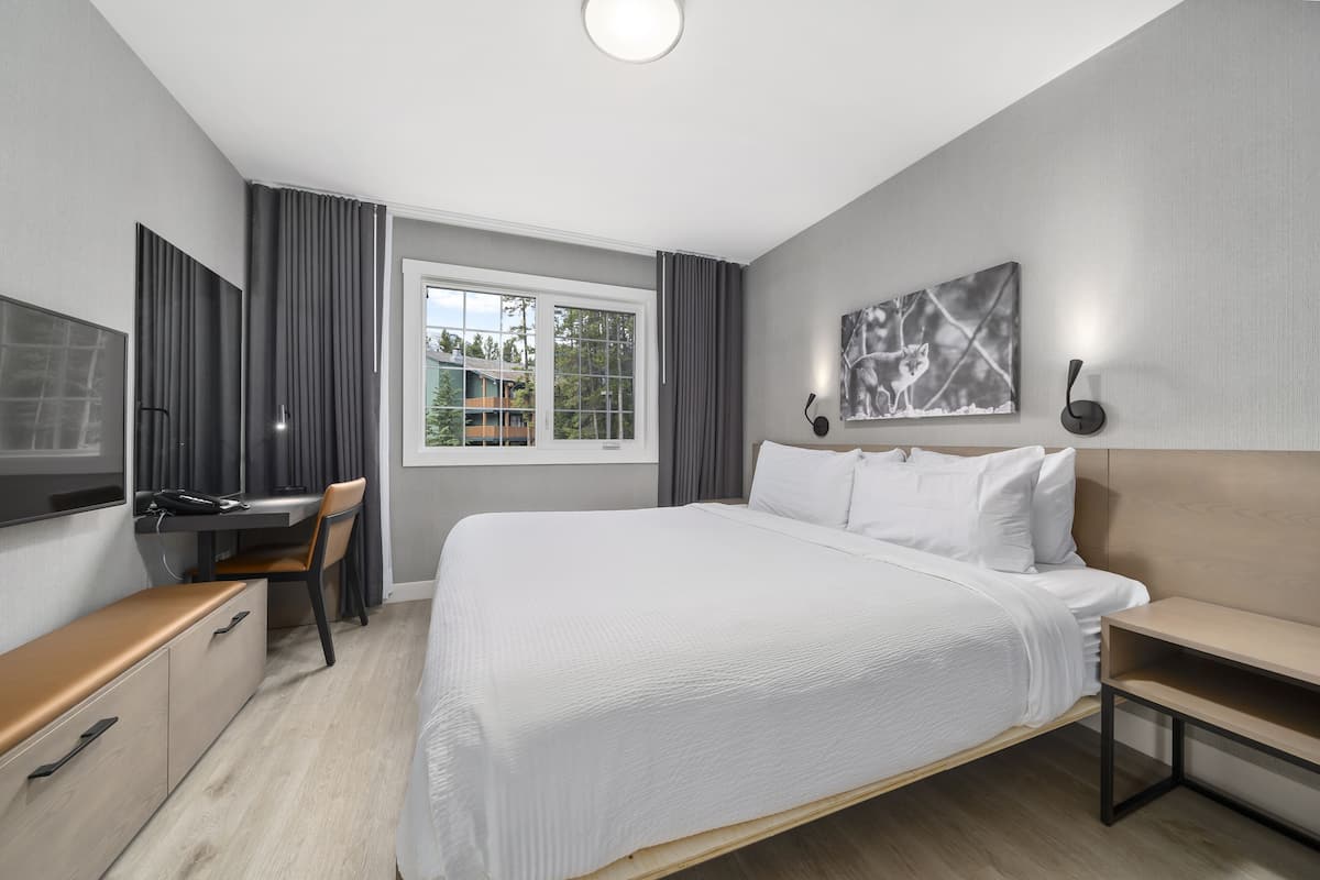 Tabla de planchar con plancha, wifi y ropa de cama