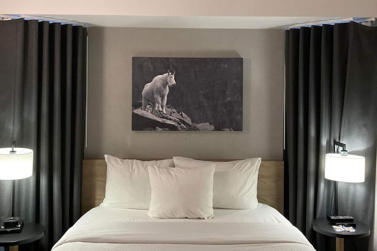 Tabla de planchar con plancha, wifi y ropa de cama