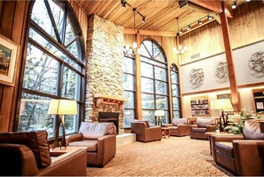Lobby lounge - Lake Louise Inn (Lake Louise)