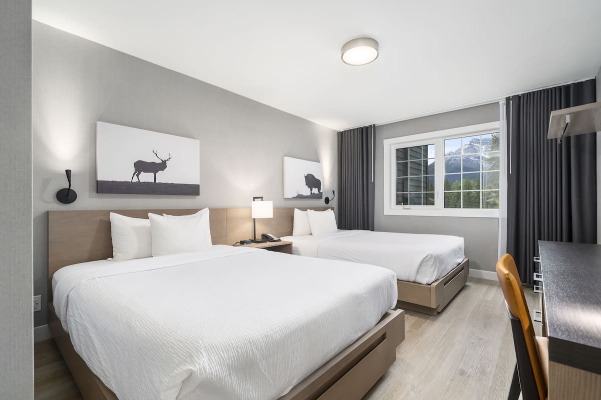 Tabla de planchar con plancha, wifi y ropa de cama