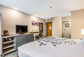 办公桌、笔记本电脑工作区、遮光窗帘、熨斗/熨衣板