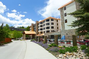 BBQ/picnic area - The Grand Lodge, A Vail Resorts Property (Crested Butte)