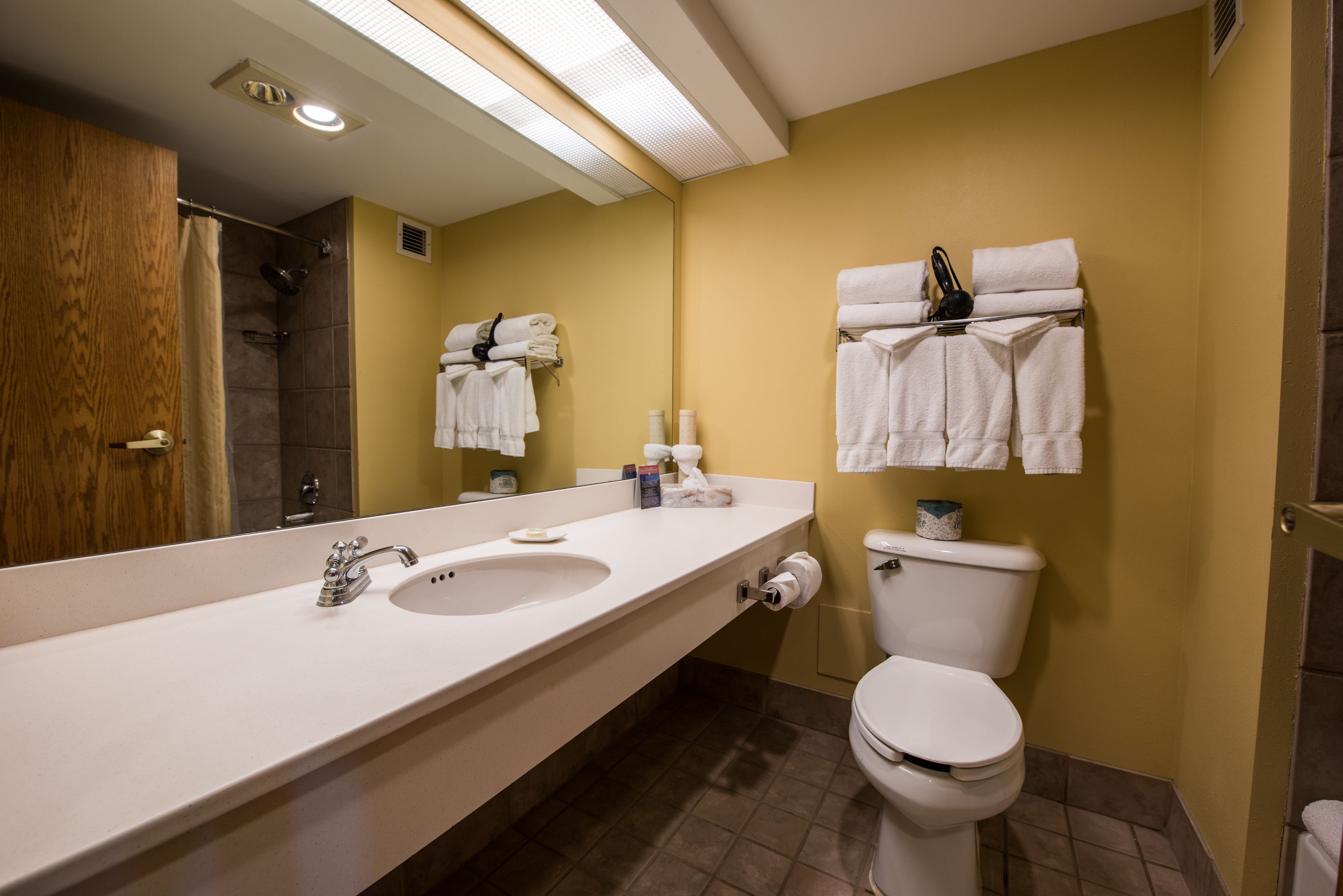 Kamer, Meerdere bedden (Whetstone) | Badkamer | Een bad/douchecombinatie, designer toiletartikelen, een haardroger