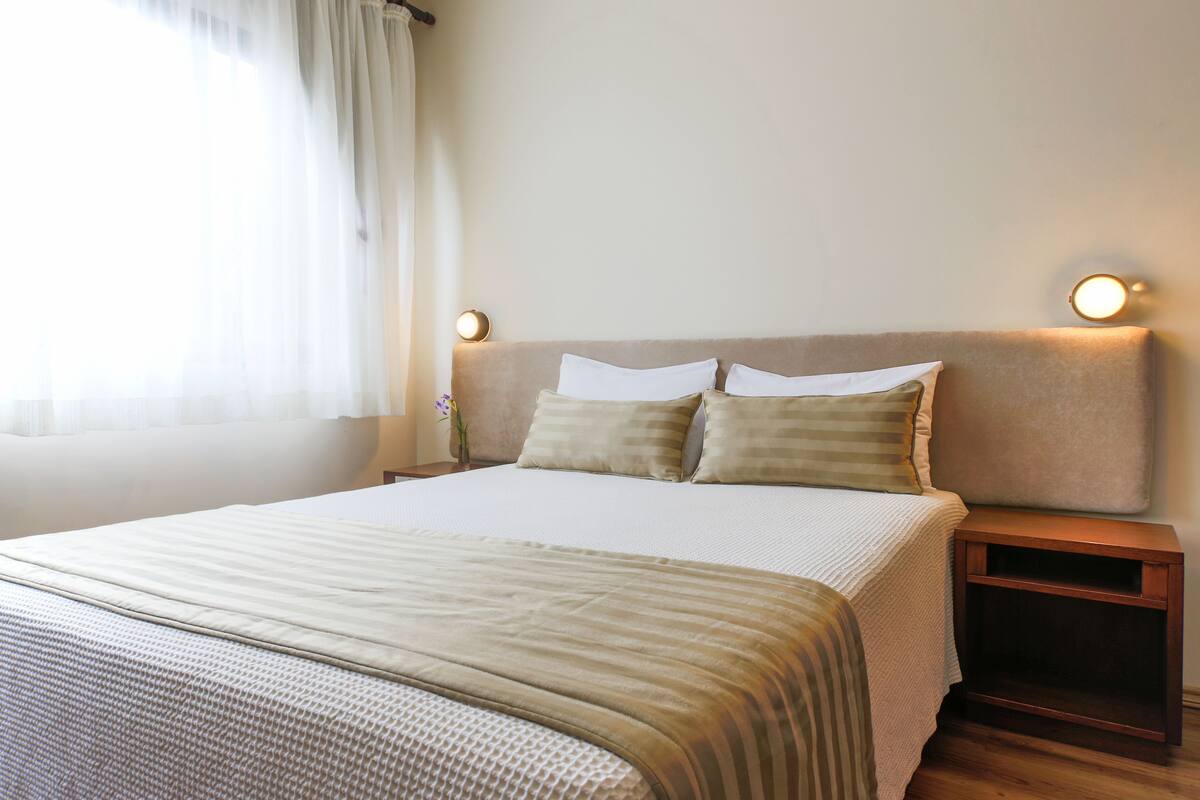 Minibar, caja fuerte, cortinas opacas y wifi gratis