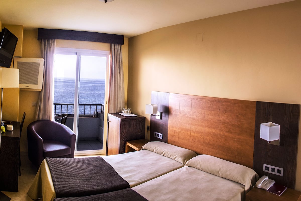 minibar, in-room safe, desk, blackout curtains