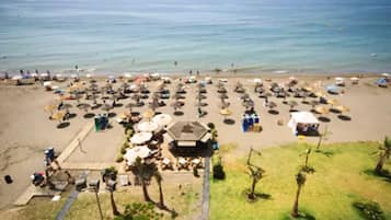 Ubicación a pie de playa, tumbonas, sombrillas y toallas de playa