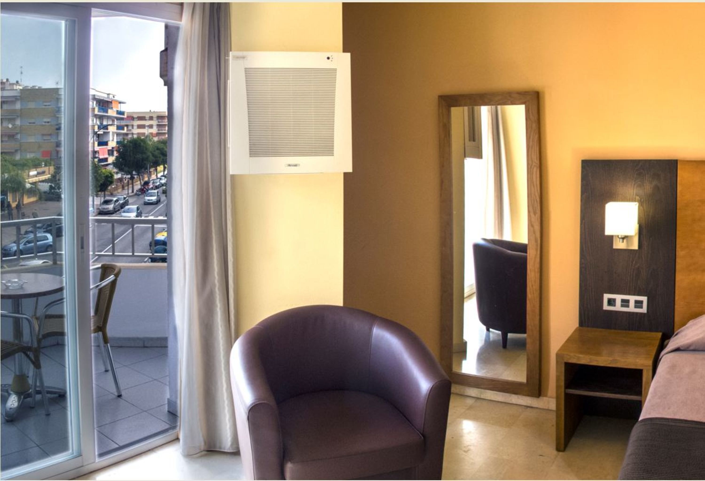 twin room, city view | living area | plasma tv, books