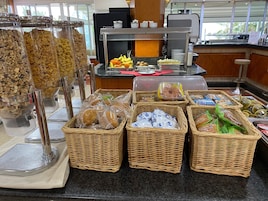 Se ofrece un desayuno bufé todos los días (por un coste adicional)
