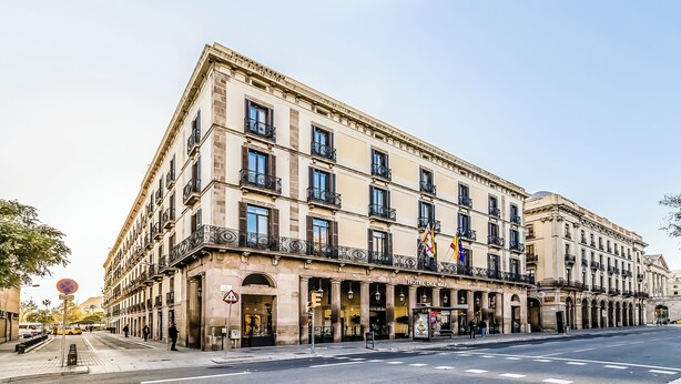 A historic building with multiple stories, large windows, and balconies. - Hotel Del Mar (Barcelona)