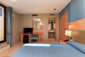 In-room safe, desk, laptop workspace, blackout drapes - Hotel Del Mar (Barcelona)