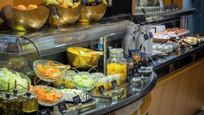 A buffet with various food items and condiments. - Hotel Del Mar (Barcelona)