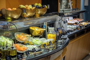 Tägliches Frühstücksbuffet (14 EUR pro Person)