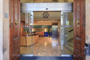 Pintu masuk hartanah