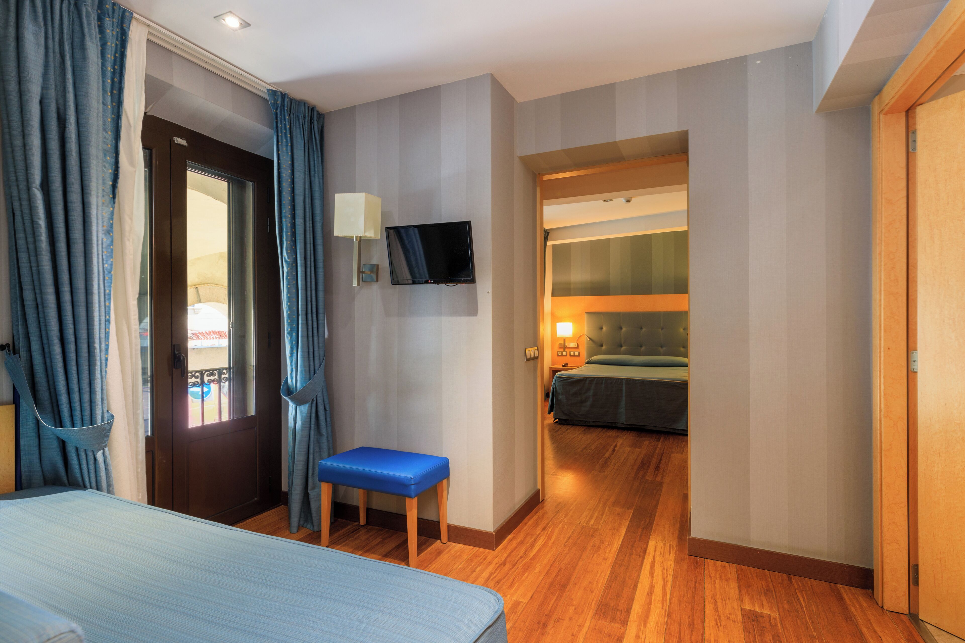 in-room safe, desk, laptop workspace, blackout curtains