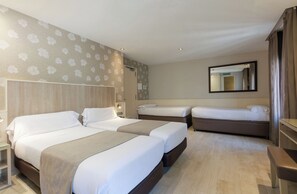 Quadruple Room | Down comforters, in-room safe, desk, laptop workspace - Hotel Santa Marta (Barcelona)