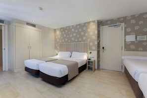 Quadruple Room | Down comforters, in-room safe, desk, laptop workspace - Hotel Santa Marta (Barcelona)