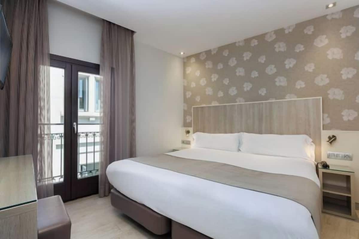 Down duvets, in-room safe, desk, laptop workspace