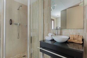 Articles de toilette gratuits, sèche-cheveux, serviettes fournies, savon