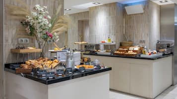 Frukostbuffé varje dag (EUR 14 per person)