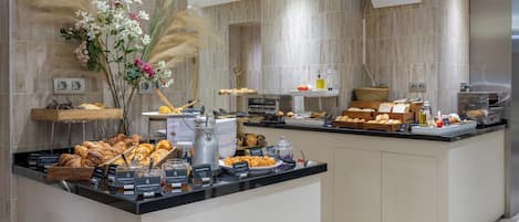 Petit déjeuner buffet (14 EUR par personne)
