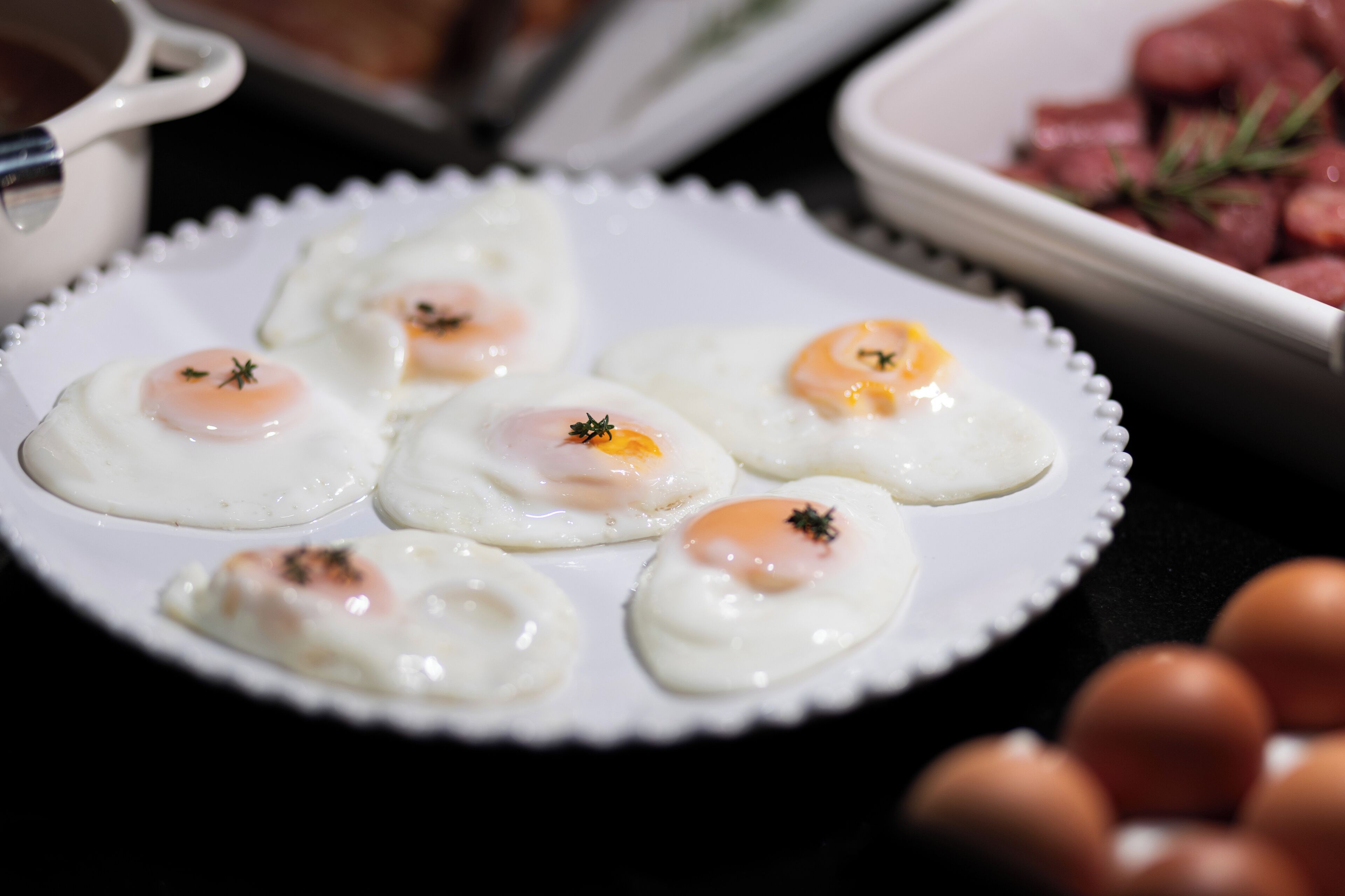 Un plato de huevos fritos con hierbas.