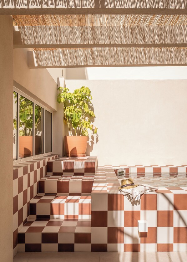 Una piscina al aire libre